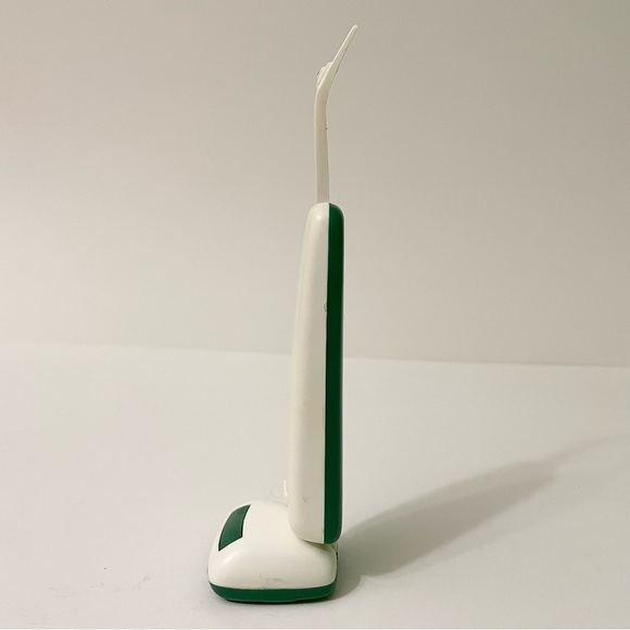 Vintage Sindy Pedigree Vacuum Cleaner and Garbage Can Doll Accessories - Picture 2 of 16